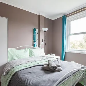 3* Pensión Shirley House 1, Guest House, Self Catering, Self Check In With Smart Locks, Use Of Fully Equipped Kitchen, Walking Distance To Central, Excellent Transport Links, Ideal For Longer