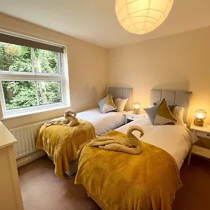  Apartment Price - Amazing 2 Bed 2 Bath - 4 Singles Or Super King Beds, 10 Min Walk To Centre, 5 Minute Walk To Mayflower Theatre, Smart Tv, Ensuite, Balcony, Free Parking