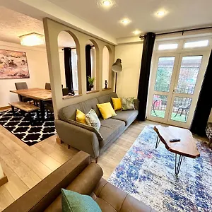  Apartment Spacious 3 Bedroom Close To Marina, 2 Parking Spaces, Kingsize Or Single Beds